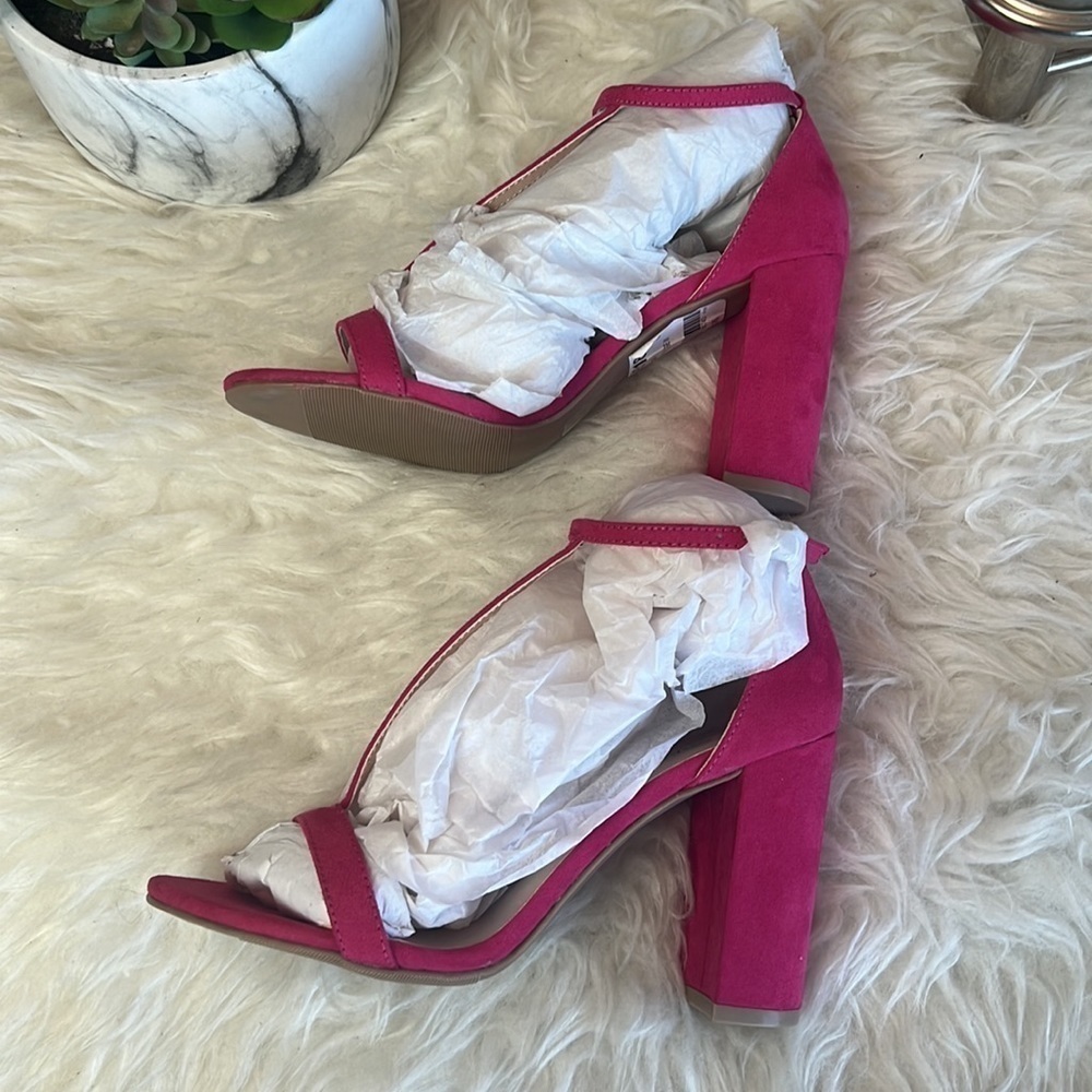 Le Chateau Hot Pink T-Strap Chunky Heel Sandals Size 7 - Picture 4 of 16
